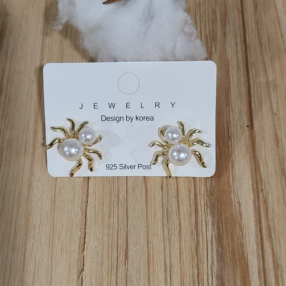 🕷🕷NEW🕷🕷GORGEOUS!! Faux Pearl Spider Earrings in 925 Silver Posts - Picture 11 of 16